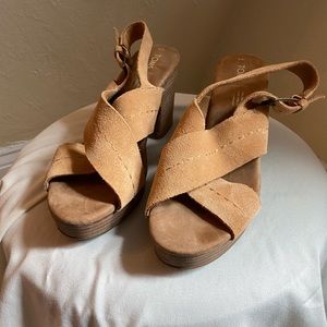 Toms Ibiza sandal in natural suede size 9 like new
